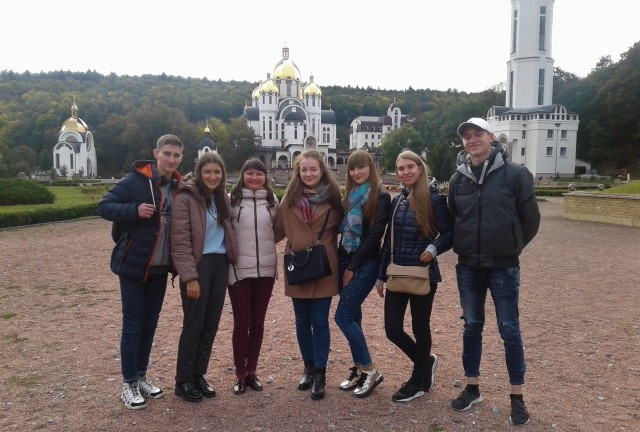 Майбутні соціальні працівники і їх куратор Олійник Г. М. в Зарваниці